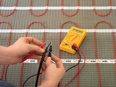 Соединяем провода электрического теплого пола и проверяем работоспособность